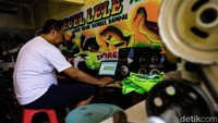 Sedikitnya 4.000 gerobak pecel lele sudah ia poles dengan apik. Tersebar di berbagai kota dan ikut meramaikan ruang publik.
