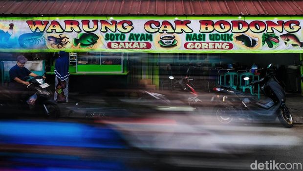 Ini Dia, Pelukis Spanduk Pecel Lele nan Ikonik Warung pecel lele pinggir jalan begitu khas: gerobak makanan, bangku panjang dan spanduk bergambar ikan. Adalah seniman lukis Hartono yang turut mempopulerkan spanduk tersebut.