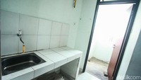 Hunian terdiri dari 2 kamar tidur, 1 kamar mandi, dapur, ruang menjemur pakaian, dan ruang tamu. 