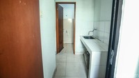 Warga kolong jembatan Jelambar Baru mengisi beberapa unit yang masih kosong. Ada di tower C, D, dan E yang bentuknya seperti huruf U. 