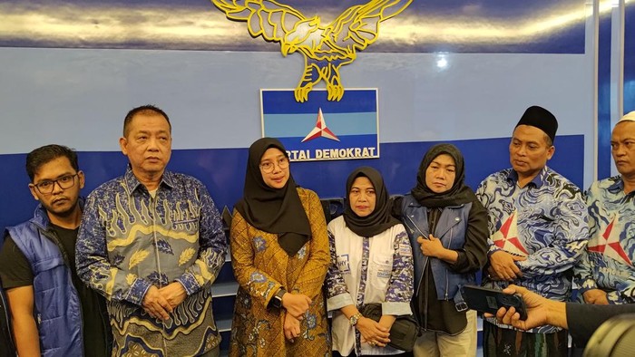 Ipuk Fiestiandani bersama Michael Edy Hariyanto saat menemui kader-kader partai Demokrat di kantor DPC Demokrat.