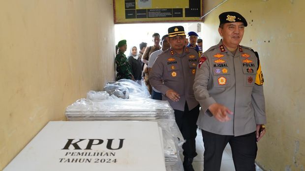 Kapolda Riau Irjen Mohammad Iqbal dan Kapolres AKBP Dhovan Oktavianton saat memantau sejumlah gudang PPK di Dumai. (Dok Polres Dumai)