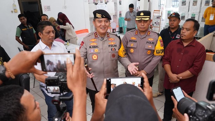 Kapolda Riau Irjen Mohammad Iqbal dan Kapolres AKBP Dhovan Oktavianton saat memantau sejumlah gudang PPK di Dumai. (Dok Polres Dumai)