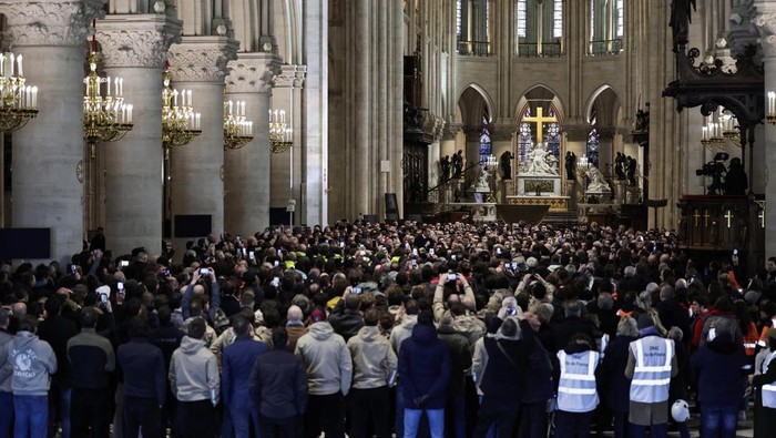Katedral Notre-Dame Dibuka Lagi, Keindahannya Kini Lebih Memukau French President Emmanuel Macron delivers a speech to construction workers inside the Notre-Dame de Paris cathedral after visiting the restored interiors of the monument, Friday, Nov. 29, 2024 in Paris. (Stephane de Sakutin/Pool via AP)