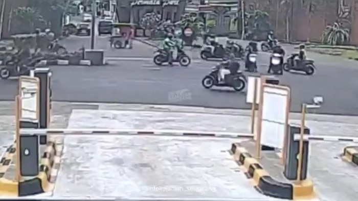 Detik-detik kecelakaan terjadi di depan Permata Puri, Kecamatan Ngaliyan, Jumat (29/11/2024).