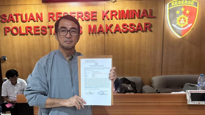 Ketua Bappilu NasDem Makassar Mario David saat melapor ke Polrestabes Makassar.