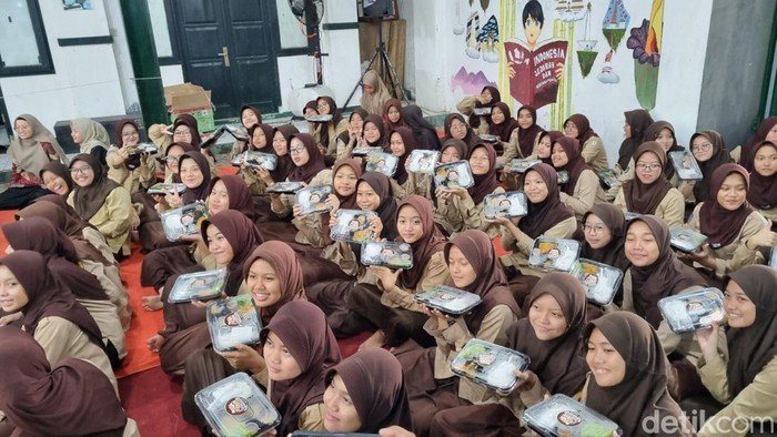KKP bagikan makan bergizi gratis dengan menu ikan di SMP Ali Maksum, Jogokaryan, Mantrijeron, Kota Jogja, Sabtu (30/11/2024).