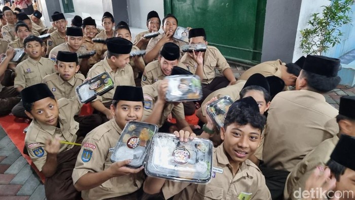KKP bagikan makan bergizi gratis dengan menu ikan di SMP Ali Maksum, Jogokaryan, Mantrijeron, Kota Jogja, Sabtu (30/11/2024).