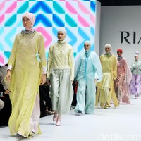 Koleksi terbaru desainer Ria Miranda ditampilkan dalam RiaMiranda Annual show 2025. Ria Miranda yang sudah 15 tahun berkarya mengangkat tema Binar dan Lompatali dalam fashion show yang yang digelar di Hotel Intercontinental, Pondok Indah, Jakarta Selatan, Jumat [29/11/2024].  Foto: Mohammad Abduh/detikcom.