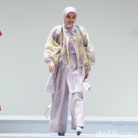 Koleksi terbaru desainer Ria Miranda ditampilkan dalam RiaMiranda Annual show 2025. Ria Miranda yang sudah 15 tahun berkarya mengangkat tema Binar dan Lompatali dalam fashion show yang yang digelar di Hotel Intercontinental, Pondok Indah, Jakarta Selatan, Jumat [29/11/2024].  Foto: Mohammad Abduh/detikcom.
