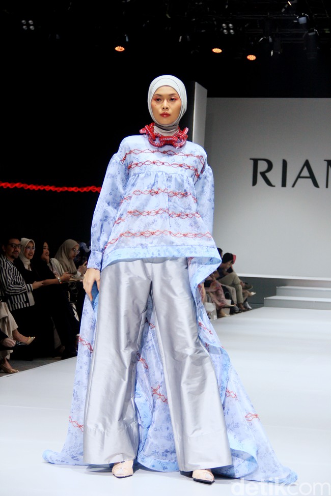 Koleksi terbaru desainer Ria Miranda ditampilkan dalam RiaMiranda Annual show 2025. Ria Miranda yang sudah 15 tahun berkarya mengangkat tema Binar dan Lompatali dalam fashion show yang yang digelar di Hotel Intercontinental, Pondok Indah, Jakarta Selatan, Jumat [29/11/2024]. Foto: Mohammad Abduh/detikcom.