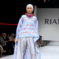 Koleksi terbaru desainer Ria Miranda ditampilkan dalam RiaMiranda Annual show 2025. Ria Miranda yang sudah 15 tahun berkarya mengangkat tema Binar dan Lompatali dalam fashion show yang yang digelar di Hotel Intercontinental, Pondok Indah, Jakarta Selatan, Jumat [29/11/2024]. Foto: Mohammad Abduh/detikcom.