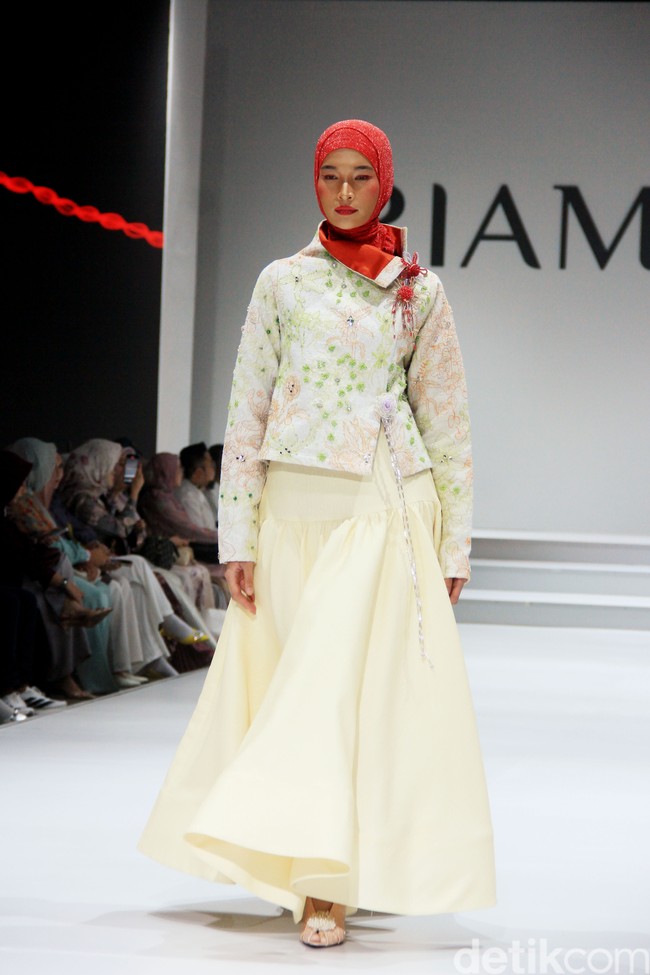 Koleksi terbaru desainer Ria Miranda ditampilkan dalam RiaMiranda Annual show 2025. Ria Miranda yang sudah 15 tahun berkarya mengangkat tema Binar dan Lompatali dalam fashion show yang yang digelar di Hotel Intercontinental, Pondok Indah, Jakarta Selatan, Jumat [29/11/2024].  Foto: Mohammad Abduh/detikcom.