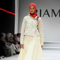 Koleksi terbaru desainer Ria Miranda ditampilkan dalam RiaMiranda Annual show 2025. Ria Miranda yang sudah 15 tahun berkarya mengangkat tema Binar dan Lompatali dalam fashion show yang yang digelar di Hotel Intercontinental, Pondok Indah, Jakarta Selatan, Jumat [29/11/2024].  Foto: Mohammad Abduh/detikcom.