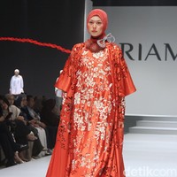 Koleksi terbaru desainer Ria Miranda ditampilkan dalam RiaMiranda Annual show 2025. Ria Miranda yang sudah 15 tahun berkarya mengangkat tema Binar dan Lompatali dalam fashion show yang yang digelar di Hotel Intercontinental, Pondok Indah, Jakarta Selatan, Jumat [29/11/2024].  Foto: Mohammad Abduh/detikcom.