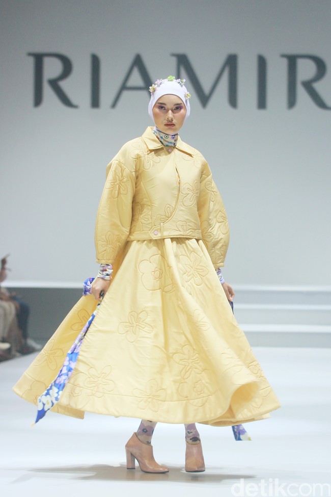 Koleksi terbaru desainer Ria Miranda ditampilkan dalam RiaMiranda Annual show 2025. Ria Miranda yang sudah 15 tahun berkarya mengangkat tema Binar dan Lompatali dalam fashion show yang yang digelar di Hotel Intercontinental, Pondok Indah, Jakarta Selatan, Jumat [29/11/2024]. Foto: Mohammad Abduh/detikcom.
