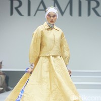 Koleksi terbaru desainer Ria Miranda ditampilkan dalam RiaMiranda Annual show 2025. Ria Miranda yang sudah 15 tahun berkarya mengangkat tema Binar dan Lompatali dalam fashion show yang yang digelar di Hotel Intercontinental, Pondok Indah, Jakarta Selatan, Jumat [29/11/2024]. Foto: Mohammad Abduh/detikcom.