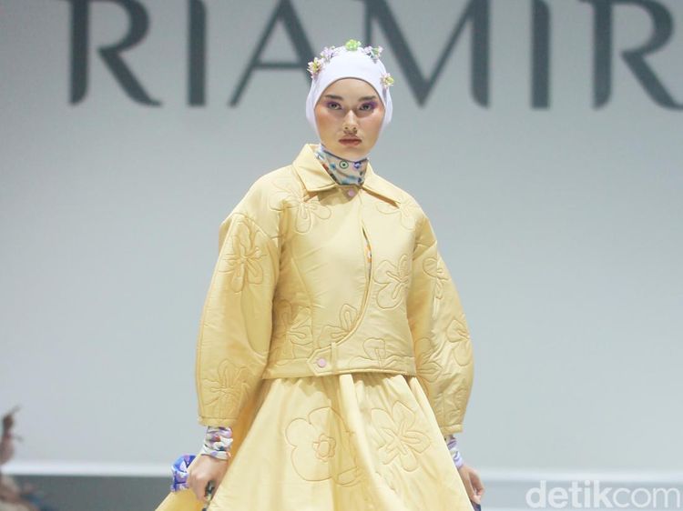 10 Koleksi Busana Ria Miranda 2025, Hadirkan Binar dan Lompatali