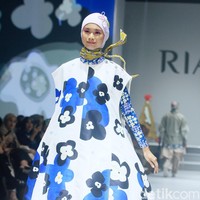 Koleksi terbaru desainer Ria Miranda ditampilkan dalam RiaMiranda Annual show 2025. Ria Miranda yang sudah 15 tahun berkarya mengangkat tema Binar dan Lompatali dalam fashion show yang yang digelar di Hotel Intercontinental, Pondok Indah, Jakarta Selatan, Jumat [29/11/2024].  Foto: Mohammad Abduh/detikcom.