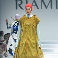 Koleksi terbaru desainer Ria Miranda ditampilkan dalam RiaMiranda Annual show 2025. Ria Miranda yang sudah 15 tahun berkarya mengangkat tema Binar dan Lompatali dalam fashion show yang yang digelar di Hotel Intercontinental, Pondok Indah, Jakarta Selatan, Jumat [29/11/2024]. Foto: Mohammad Abduh/detikcom.