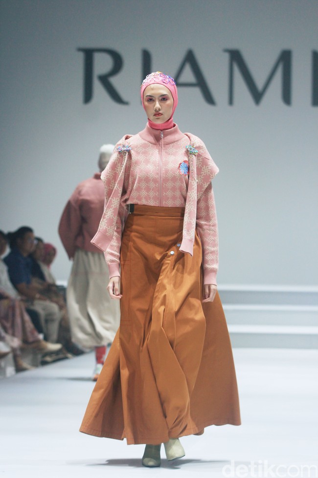 Koleksi terbaru desainer Ria Miranda ditampilkan dalam RiaMiranda Annual show 2025. Ria Miranda yang sudah 15 tahun berkarya mengangkat tema Binar dan Lompatali dalam fashion show yang yang digelar di Hotel Intercontinental, Pondok Indah, Jakarta Selatan, Jumat [29/11/2024]. Foto: Mohammad Abduh/detikcom.