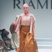 Koleksi terbaru desainer Ria Miranda ditampilkan dalam RiaMiranda Annual show 2025. Ria Miranda yang sudah 15 tahun berkarya mengangkat tema Binar dan Lompatali dalam fashion show yang yang digelar di Hotel Intercontinental, Pondok Indah, Jakarta Selatan, Jumat [29/11/2024]. Foto: Mohammad Abduh/detikcom.