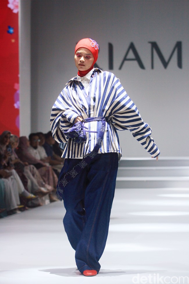 Koleksi terbaru desainer Ria Miranda ditampilkan dalam RiaMiranda Annual show 2025. Ria Miranda yang sudah 15 tahun berkarya mengangkat tema Binar dan Lompatali dalam fashion show yang yang digelar di Hotel Intercontinental, Pondok Indah, Jakarta Selatan, Jumat [29/11/2024].  Foto: Mohammad Abduh/detikcom.