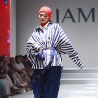 Koleksi terbaru desainer Ria Miranda ditampilkan dalam RiaMiranda Annual show 2025. Ria Miranda yang sudah 15 tahun berkarya mengangkat tema Binar dan Lompatali dalam fashion show yang yang digelar di Hotel Intercontinental, Pondok Indah, Jakarta Selatan, Jumat [29/11/2024].  Foto: Mohammad Abduh/detikcom.