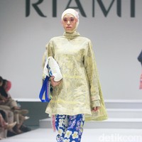 Koleksi terbaru desainer Ria Miranda ditampilkan dalam RiaMiranda Annual show 2025. Ria Miranda yang sudah 15 tahun berkarya mengangkat tema Binar dan Lompatali dalam fashion show yang yang digelar di Hotel Intercontinental, Pondok Indah, Jakarta Selatan, Jumat [29/11/2024].  Foto: Mohammad Abduh/detikcom.