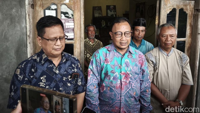 Kompolnas saat bertemu keluarga siswa SMKN 4 Semarang korban penembakan polisi, di Kelurahan Sine, Kecamatan/Kabupaten Sragen, Sabtu (30/11/2024).