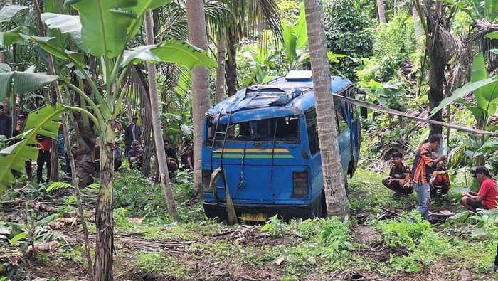 Kondisi minibus yang terperosok ke jurang di Pengasih, Kulon Progo, Sabtu (30/11/2024).