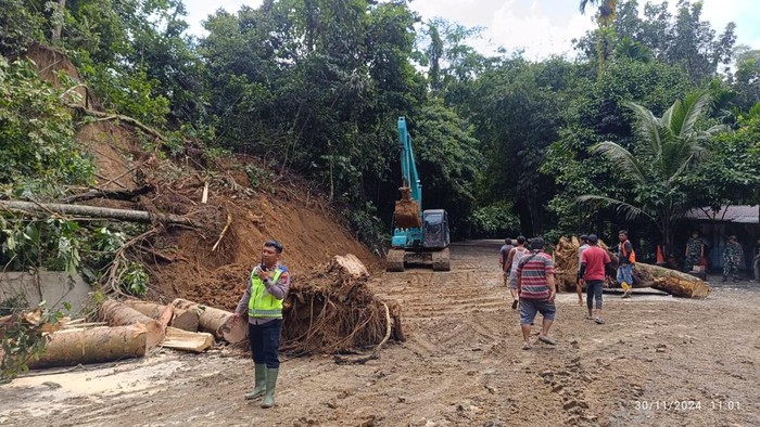 Kondisi terkini jalan Medan-Berastagi usai diterjang longsor. Foto: Dok. Polda Sumut
