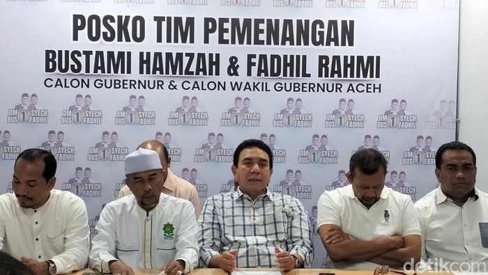 Konferensi pers tim pemenangan Bustami Hamzah dan Fadhil Rahmi. (Agus Setyadi/detikSumut)