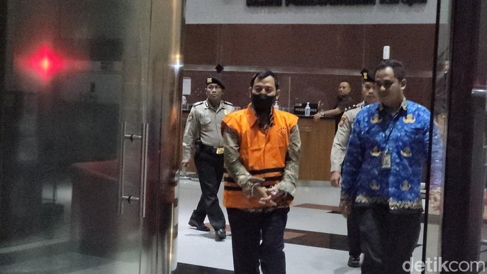 KPK kembali menahan satu tersangka kasus dugaan suap proyek jalur kereta api pada Direktorat Jenderal Perkeretaapian (DJKA) Kementerian Perhubungan. (Adrial/detikcom).