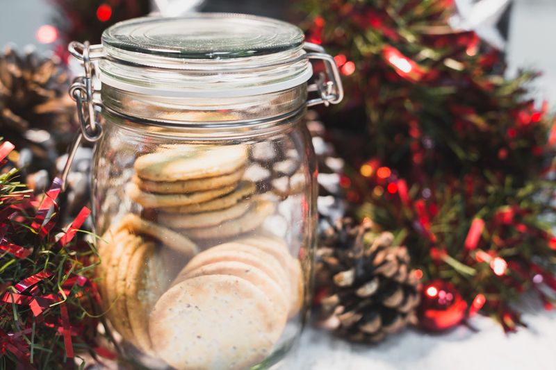 Ide Dekorasi Natal 2024 Terbaru yang Unik, Sederhana, hingga Modern dengan toples kue Natal