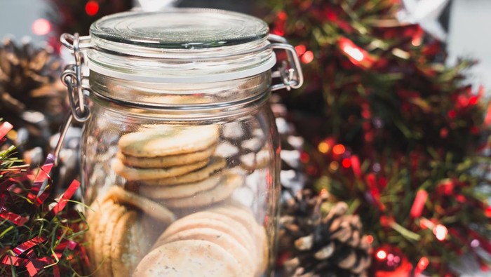 Ide Dekorasi Natal 2024 Terbaru yang Unik, Sederhana, hingga Modern dengan toples kue Natal