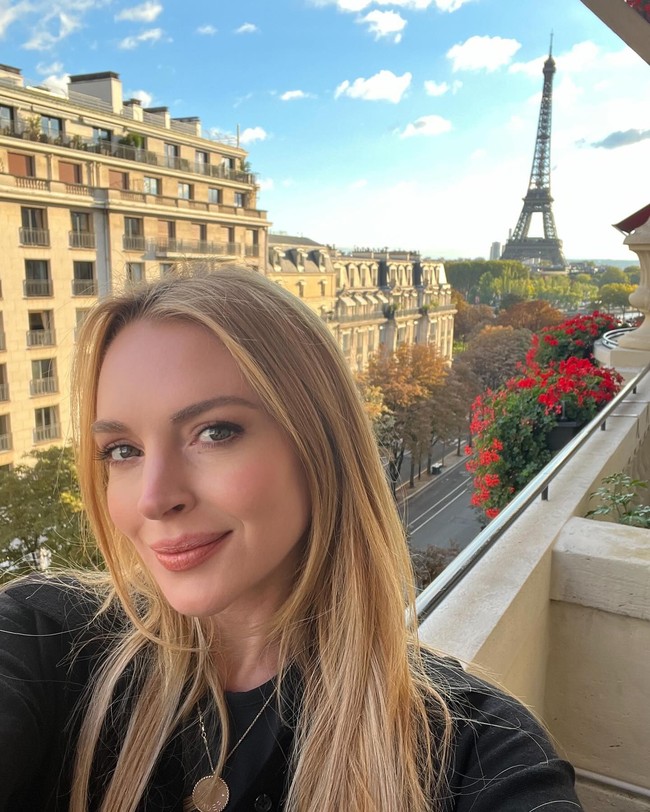 Lindsay sendiri mengakui bahwa ia sangat memperhatikan perawatan kulit, termasuk dengan rutin menjalani tindakan laser, Morpheus, dan IPL. Sedangkan untuk skincare, ia memilih produk dengan kandungan dasar karena memiliki bayi berusia 16 bulan.  Foto: Instagram Lindsay Lohan