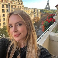 Lindsay sendiri mengakui bahwa ia sangat memperhatikan perawatan kulit, termasuk dengan rutin menjalani tindakan laser, Morpheus, dan IPL. Sedangkan untuk skincare, ia memilih produk dengan kandungan dasar karena memiliki bayi berusia 16 bulan.  Foto: Instagram Lindsay Lohan