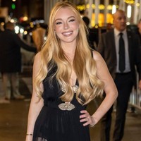 Dr. Daniel Barrett dari Beverly Hills menduga Lindsay telah melakukan perawatan pengencangan wajah non-bedah dan pengurangan filler. “Kulitnya kini tampak kencang dan bercahaya, seperti tanpa noda,” ujarnya.  Foto: Instagram Lindsay Lohan