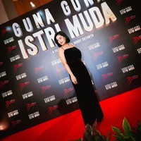 Lulu Tobing tampil dengan gaun simple warna hitam berpotongan H-line dan sepatu berwarna senada. Gaun berbahan beludru ini merupakan rancangan desainer Didit Hediprasetyo. Foto: Instagram/@lutob