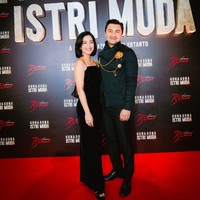 Lulu Tobing kembali menunjukkan kemampuan aktingnya lewat film horror. Beradu akting dengan Anjasmara, wanita 47 tahun membintangi ‘Guna-Guna Istri Muda.’ Foto: Instagram/@lutob