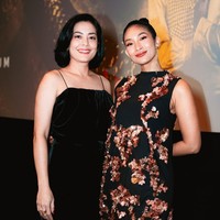 Berpose bersama Happy Salma yang juga bermain dalam film tersebut, penampilan terbarunya menuai pujian netizen. Banyak yang takjub dengan wajahnya yang tak banyak berubah sejak membintangi sinetron ‘Tersanjung’ pada 1998 - 2005. Foto: Instagram/@lutob