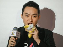Justin Sun Makan Karya Seni Pisang Dilakban Rp 99,5 M, Ini Katanya