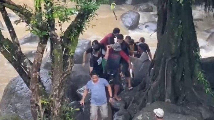 Pemuda berinisial IA (24) asal Kabupaten Luwu Utara, Sulawesi Selatan (Sulsel), tewas usai terjatuh dari tebing setinggi 7 meter di air terjun Pung Bunga Maros.