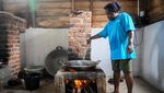 Melihat Pengolahan Kelapa Menjadi Minyak di Sorong