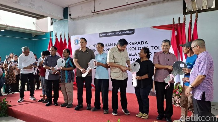 Menko IPK Agus Harimurti Yudhoyono (AHY) dan Menteri PKP Maruarar Sirait (Ara) menyerahkan kunci Rusun Rawa Buaya ke warga kolong tol Angke yang direlokasi. (Brigitta Belia/detikcom)