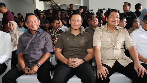 Menteri Koordinator Infrastruktur dan Pembangunan Kewilayahan Agus Harimurti Yudhoyono saat menyerahkan kunci rumah susun secara simbolis kepada warga penghuni kolong tol Jalan Inspeksi Kanal Barat (Jelambar Baru) di Rumah Susun Rawa Buaya, Jakarta Barat, Sabtu (30/11/2024). (Dok. Kemenko Infrastruktur dan Pembangunan Wilayah)