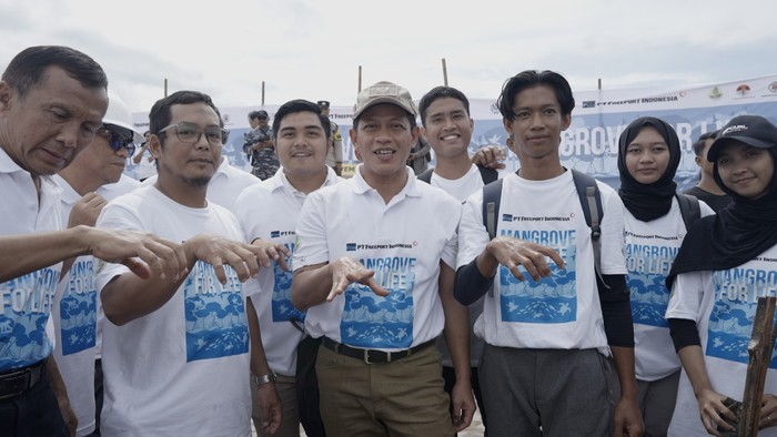 Menteri Lingkungan Hidup Hanif Faisol Nurofiq bersama PT Freeport Indonesia melakukan penanaman mangrove di Kecamatan Percut Sei Tuan, Kabupaten Deli Serdang, Provinsi Sumatera Utara