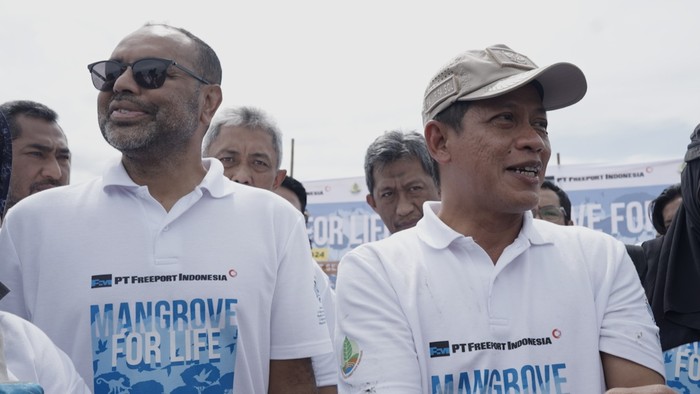 Menteri Lingkungan Hidup Hanif Faisol Nurofiq bersama PT Freeport Indonesia melakukan penanaman mangrove di Kecamatan Percut Sei Tuan, Kabupaten Deli Serdang, Provinsi Sumatera Utara
