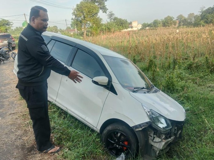 Mobil Hasil Jarahan Yang Tercebur Ke Parit